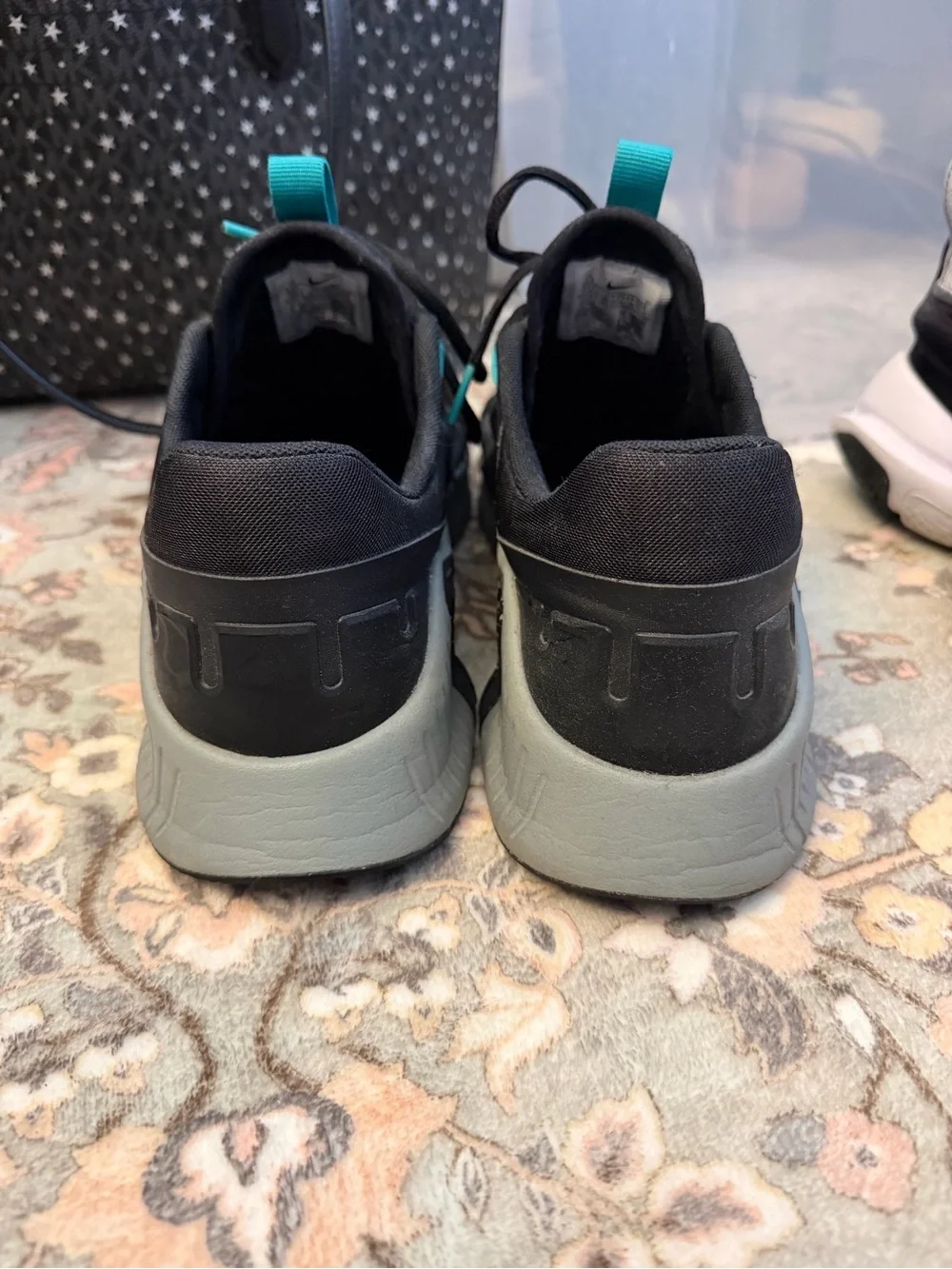 Nike Men's Black and Teal Metcon Free